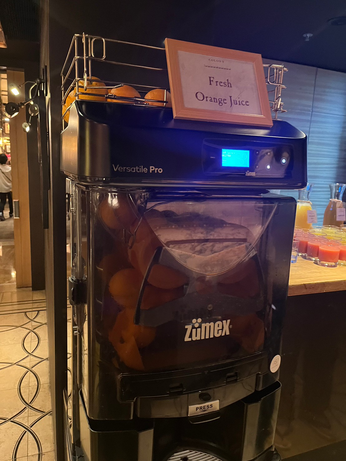 リッツカールトン シンガポール フレッシュオレンジジュースマシン