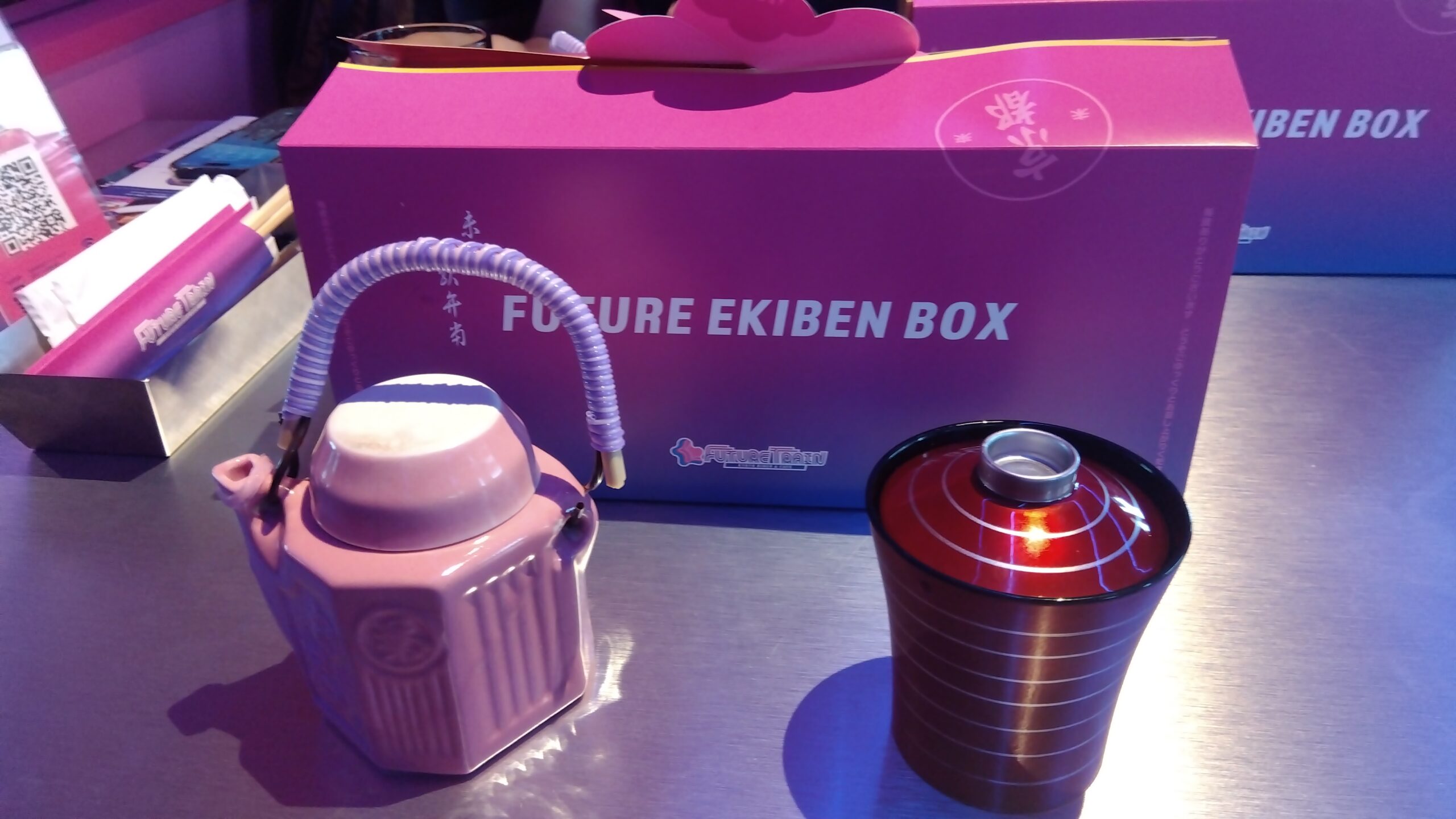 フューチャー駅弁BOX 外箱とティーポット