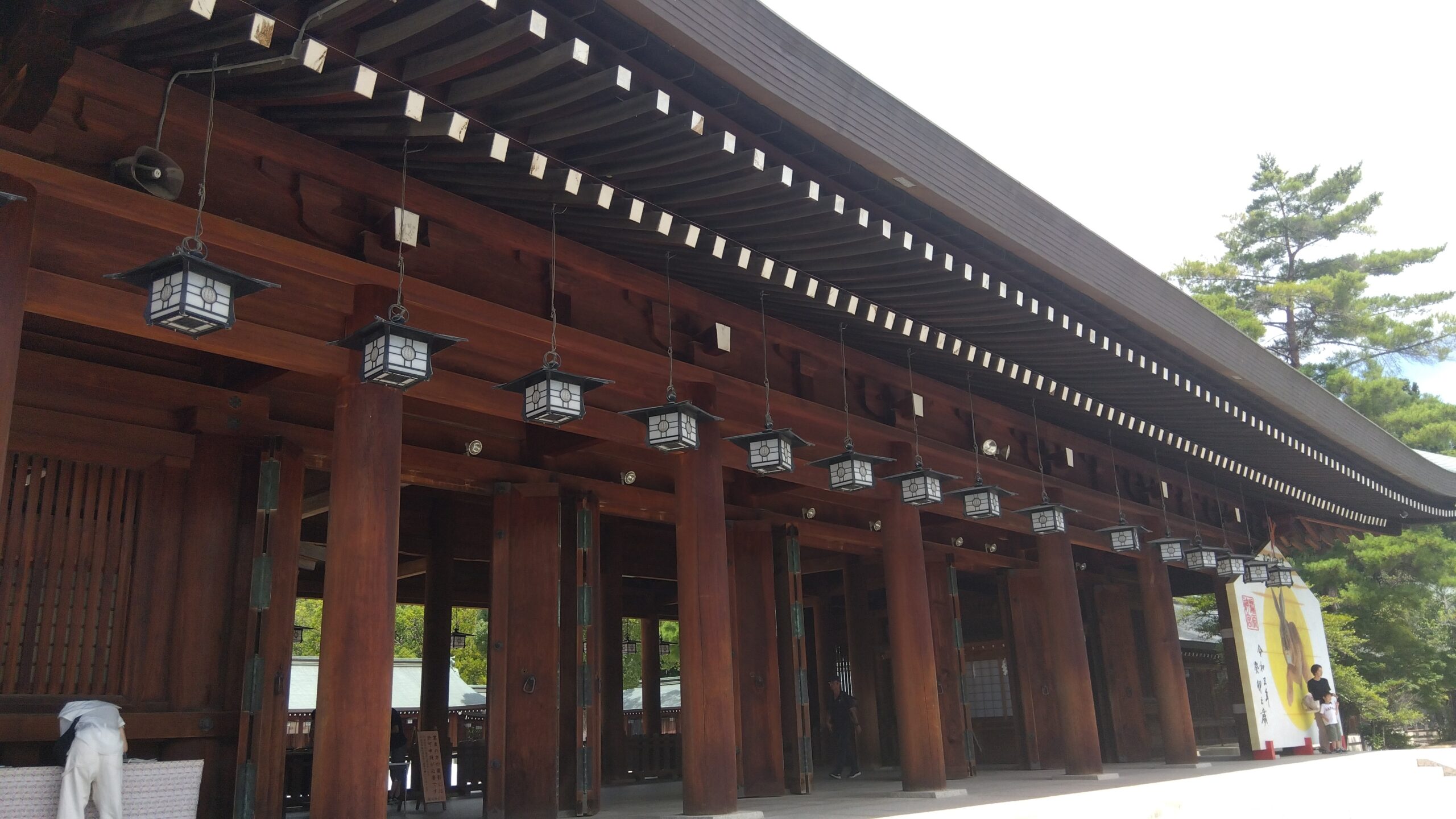 橿原神宮の外拝殿回廊と燈籠