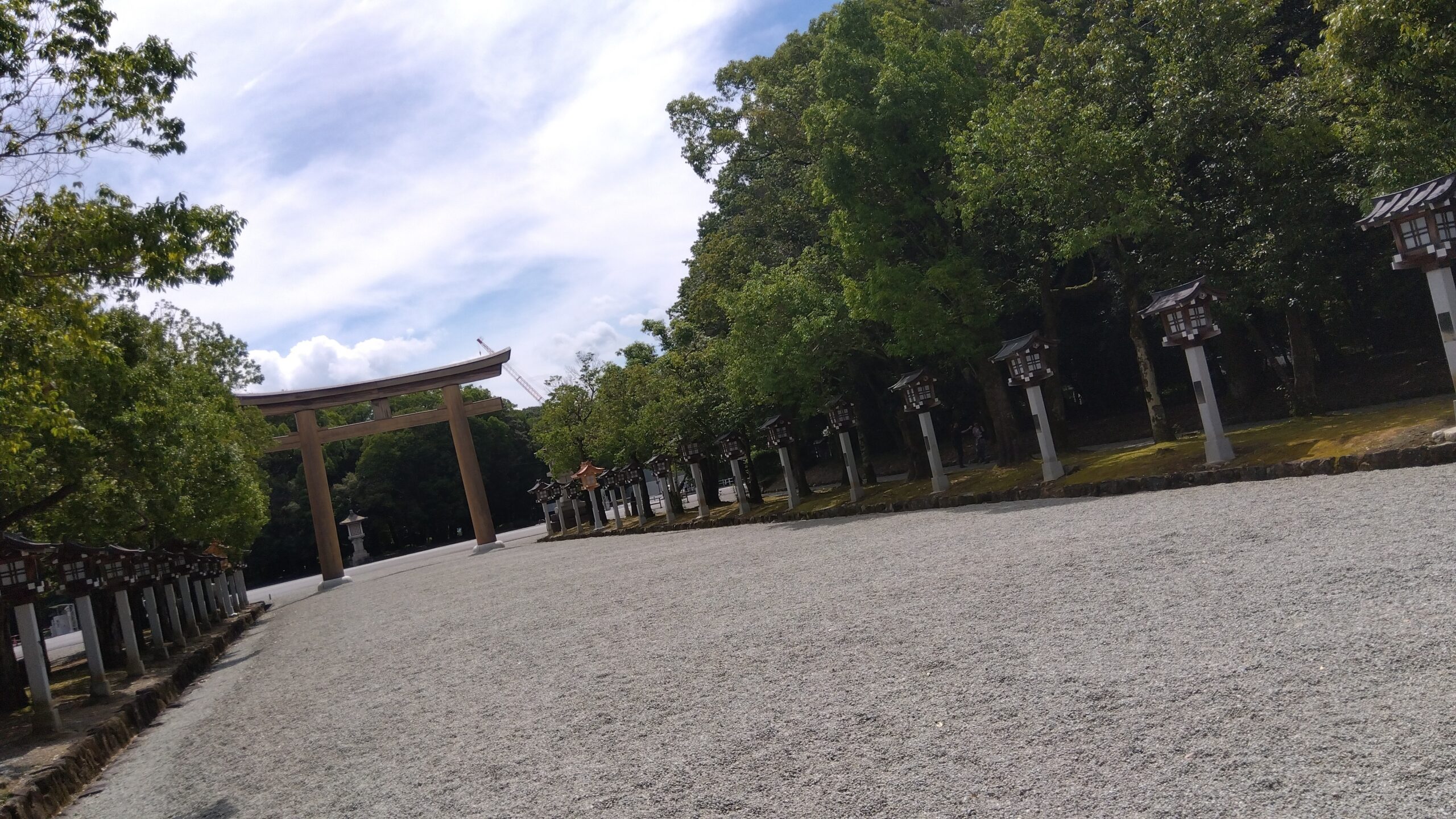 橿原神宮の参道と鳥居