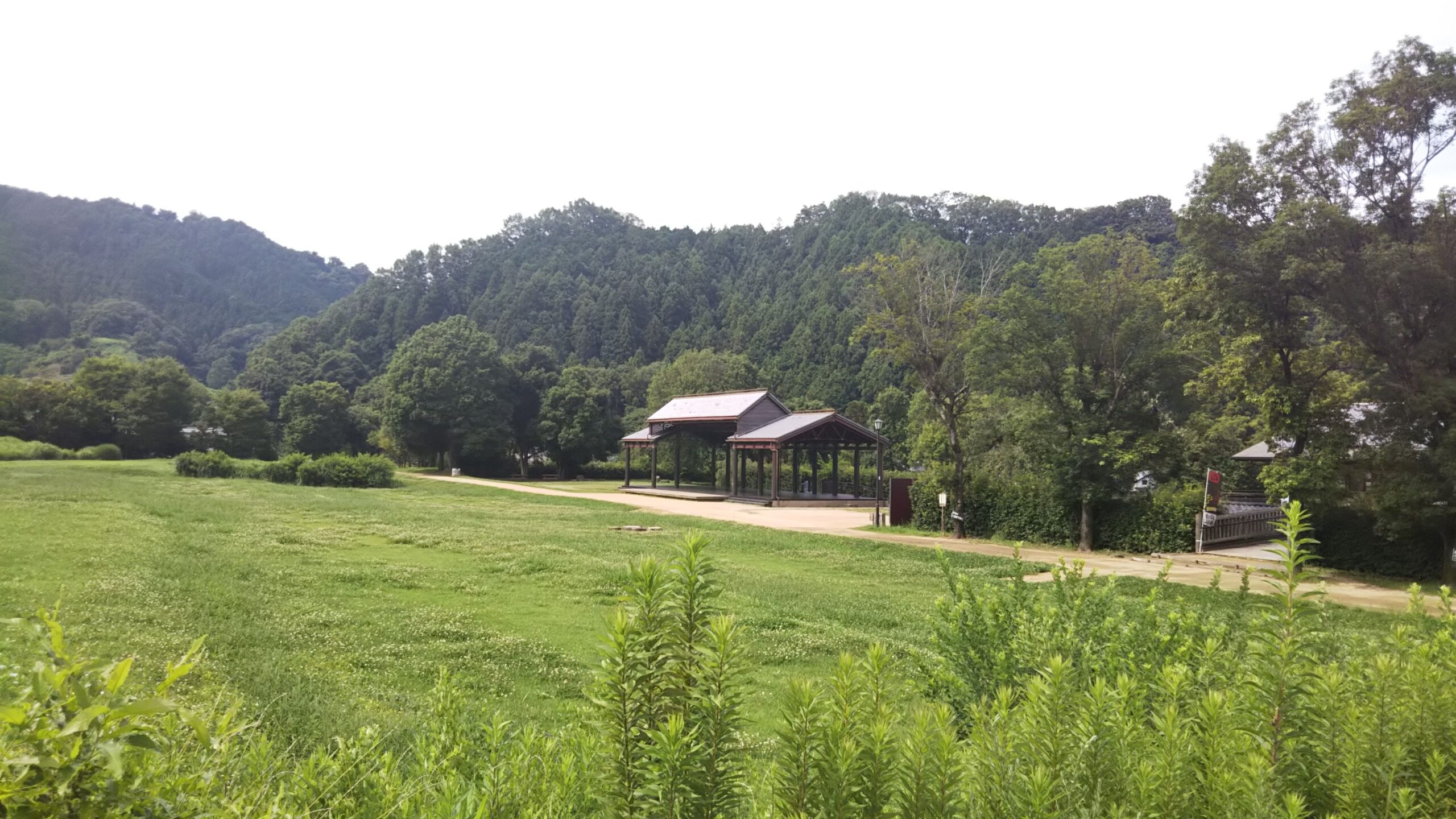 明日香村の広々とした公園の風景