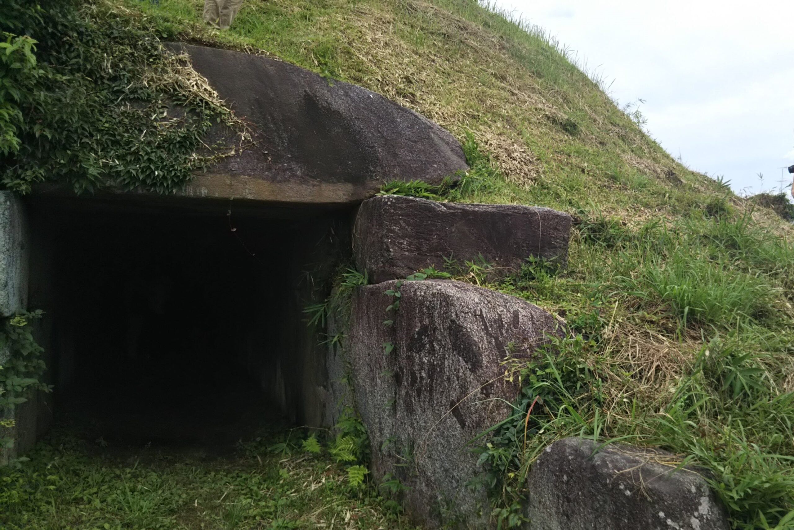 石舞台古墳の巨大な石室（明日香村）