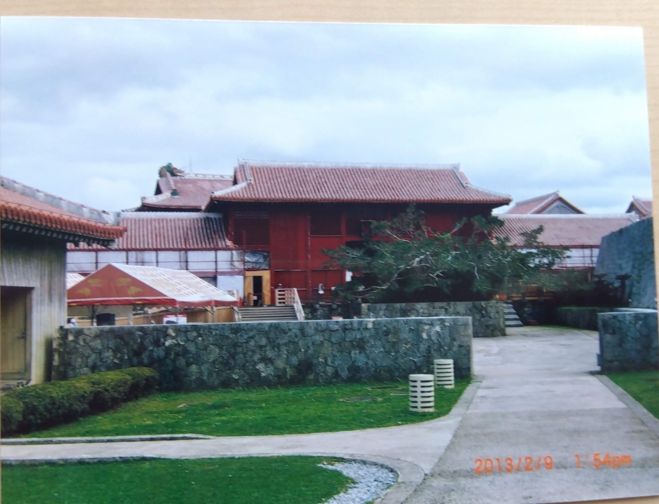 首里城の石垣と城内の建物群(2013年撮影)