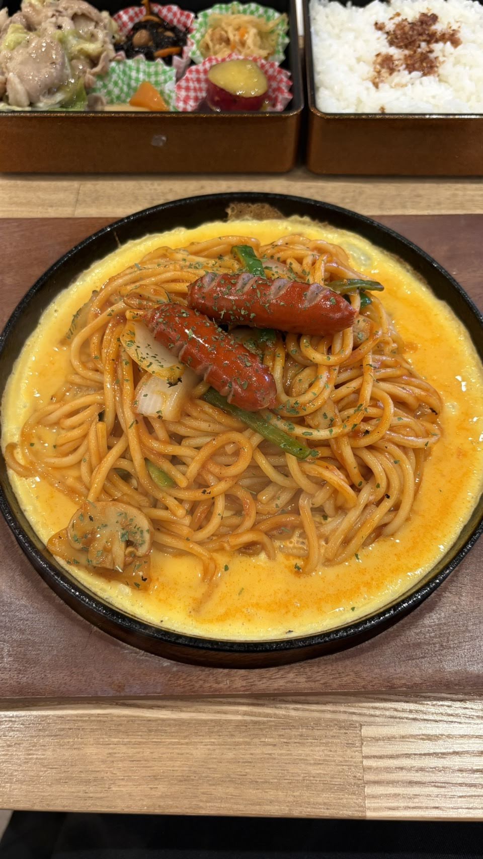 やば珈琲店のランチ弁当とナポリタン