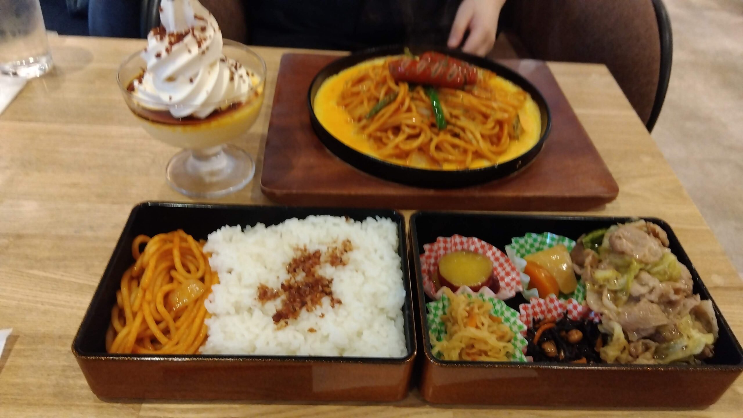 やば珈琲店で食べたランチ弁当とナポリタン、パフェ風デザート