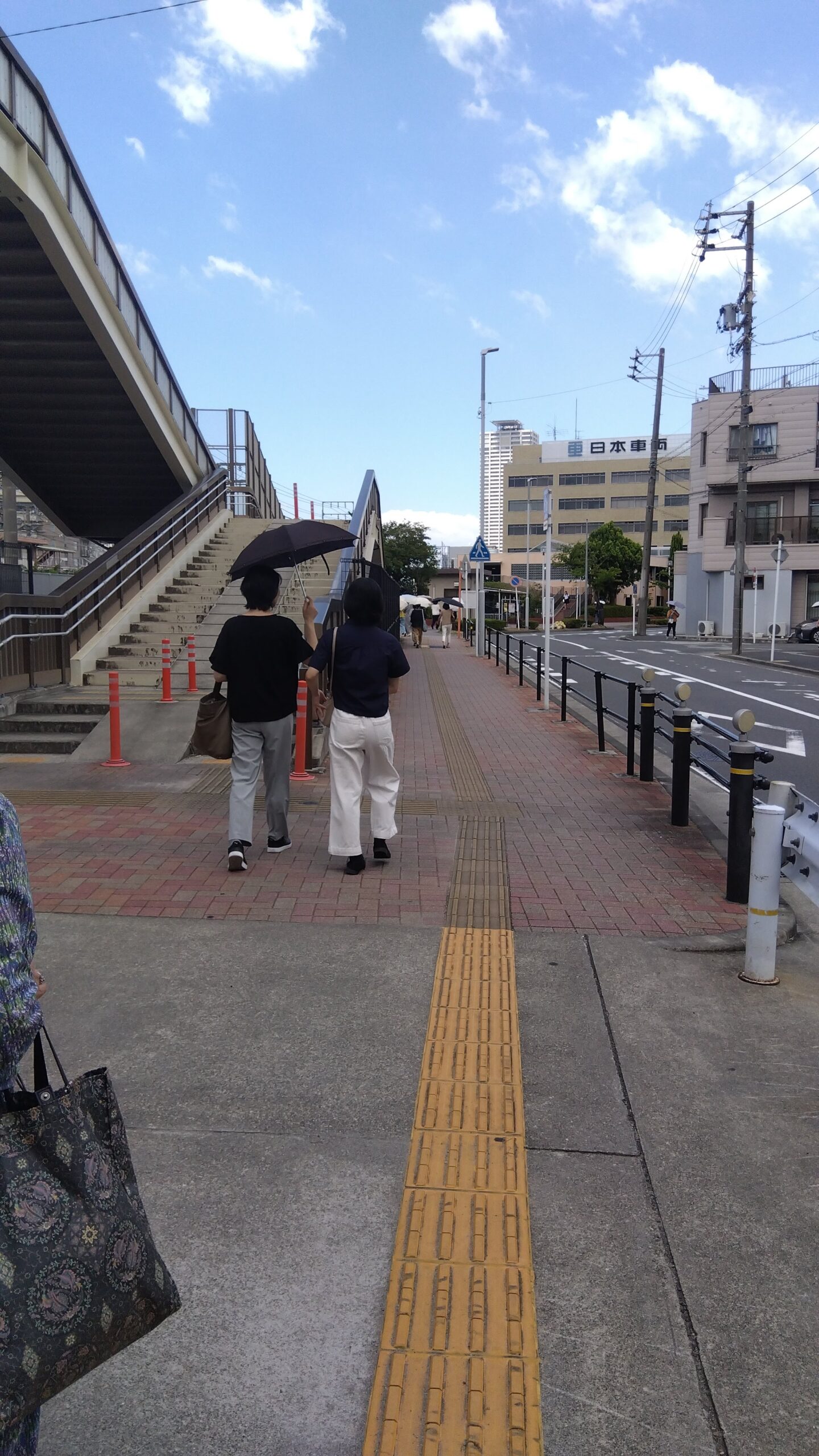 地上に出て歩道橋のそばを歩く様子