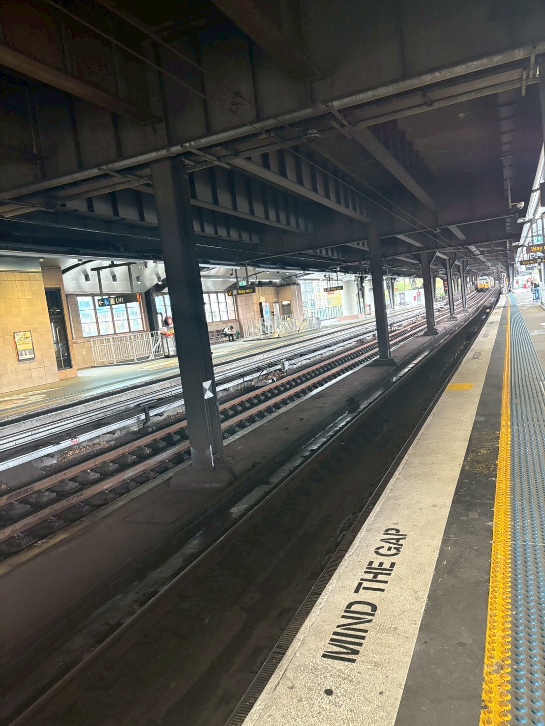シドニーの電車プラットホーム、Mind the Gapの表示