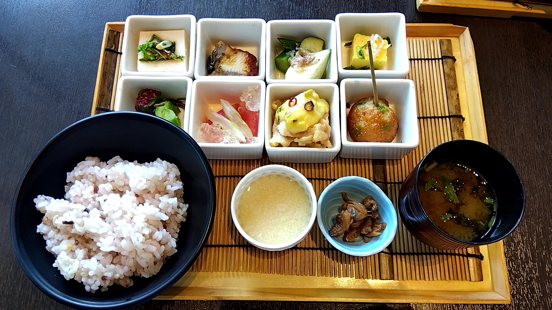 前菜の小鉢8品とご飯、味噌汁が並んだ和のランチセット