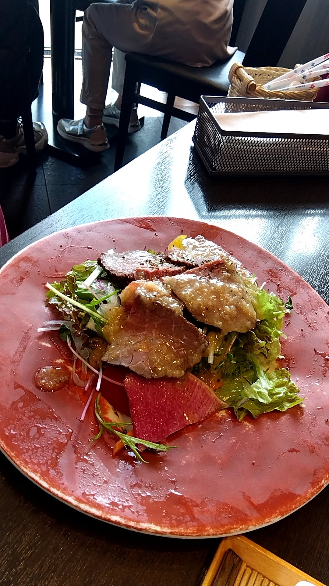 ローストビーフのサラダ、赤い皿に盛られた炙り肉と野菜