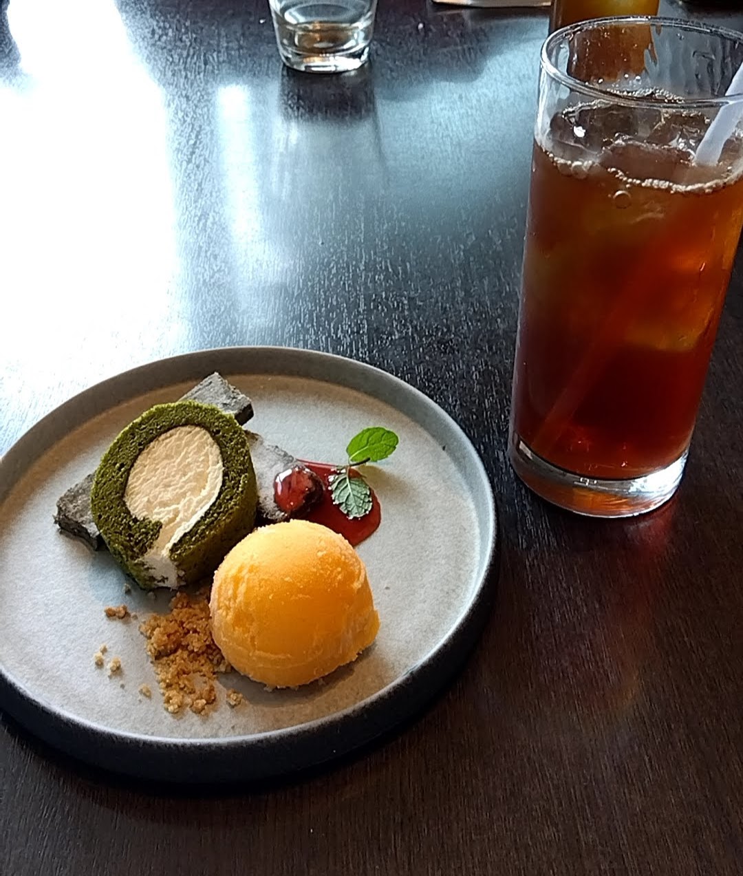 抹茶ロールケーキとオレンジシャーベットのデザート、桃の紅茶のグラス
