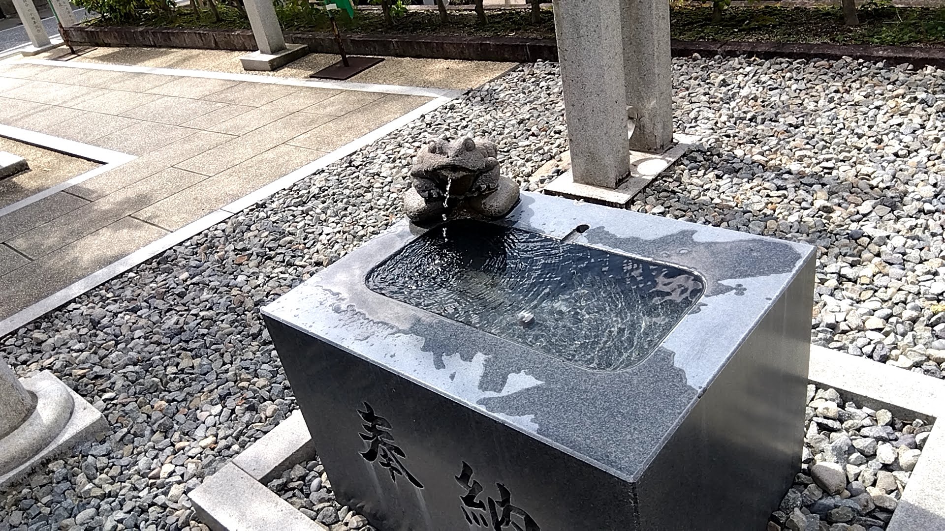 カエルの口から水が出る手水舎