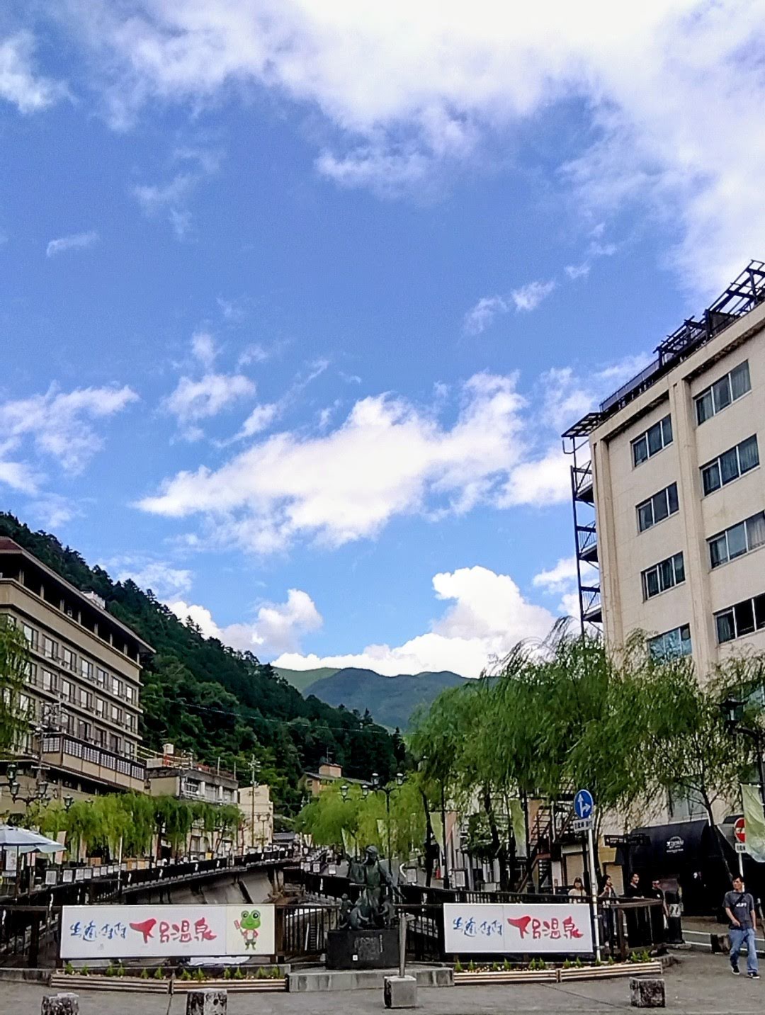 下呂温泉街の風景、旅館の建物と柳の木
