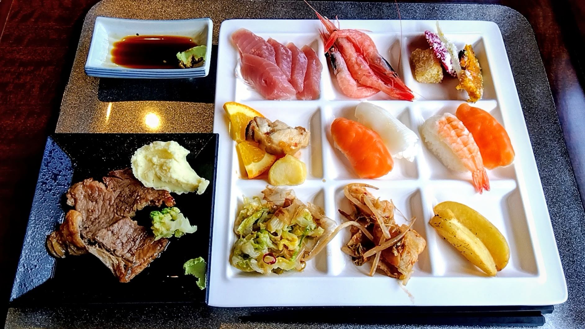 夕食バイキングのお造り・お寿司・エビ・ステーキの盛り合わせ