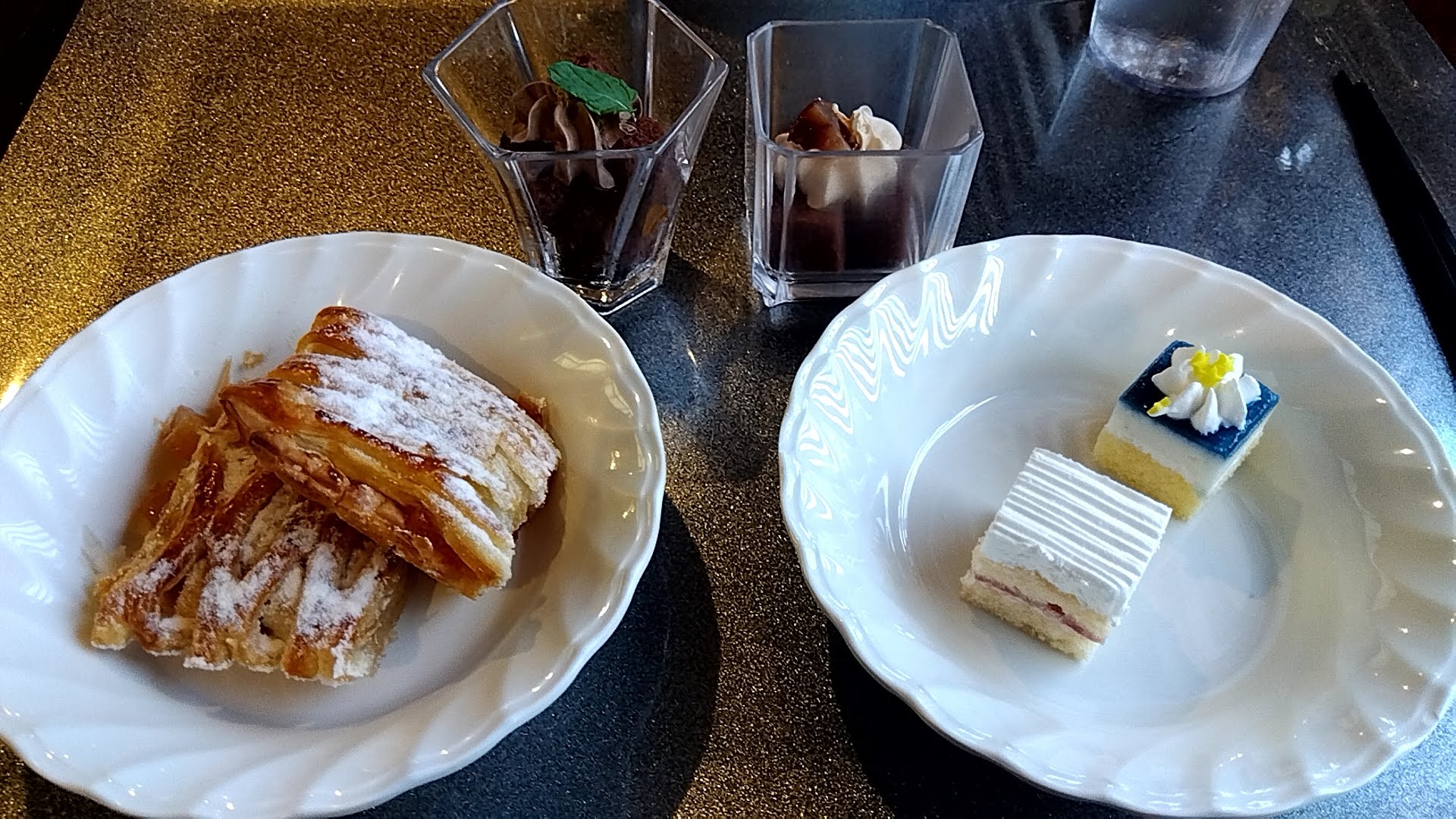 夕食後のデザート、アップルパイ風の焼き菓子とケーキ2種