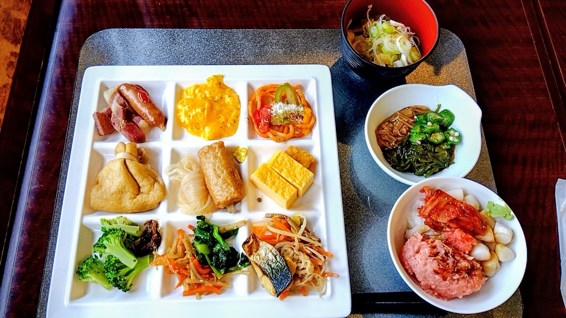 朝食バイキング、のっけ丼やけいちゃん汁など和食中心の盛り合わせ